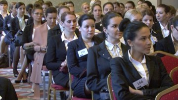 Stewardese plătite cu 100.000 de dolari dacă demisionează